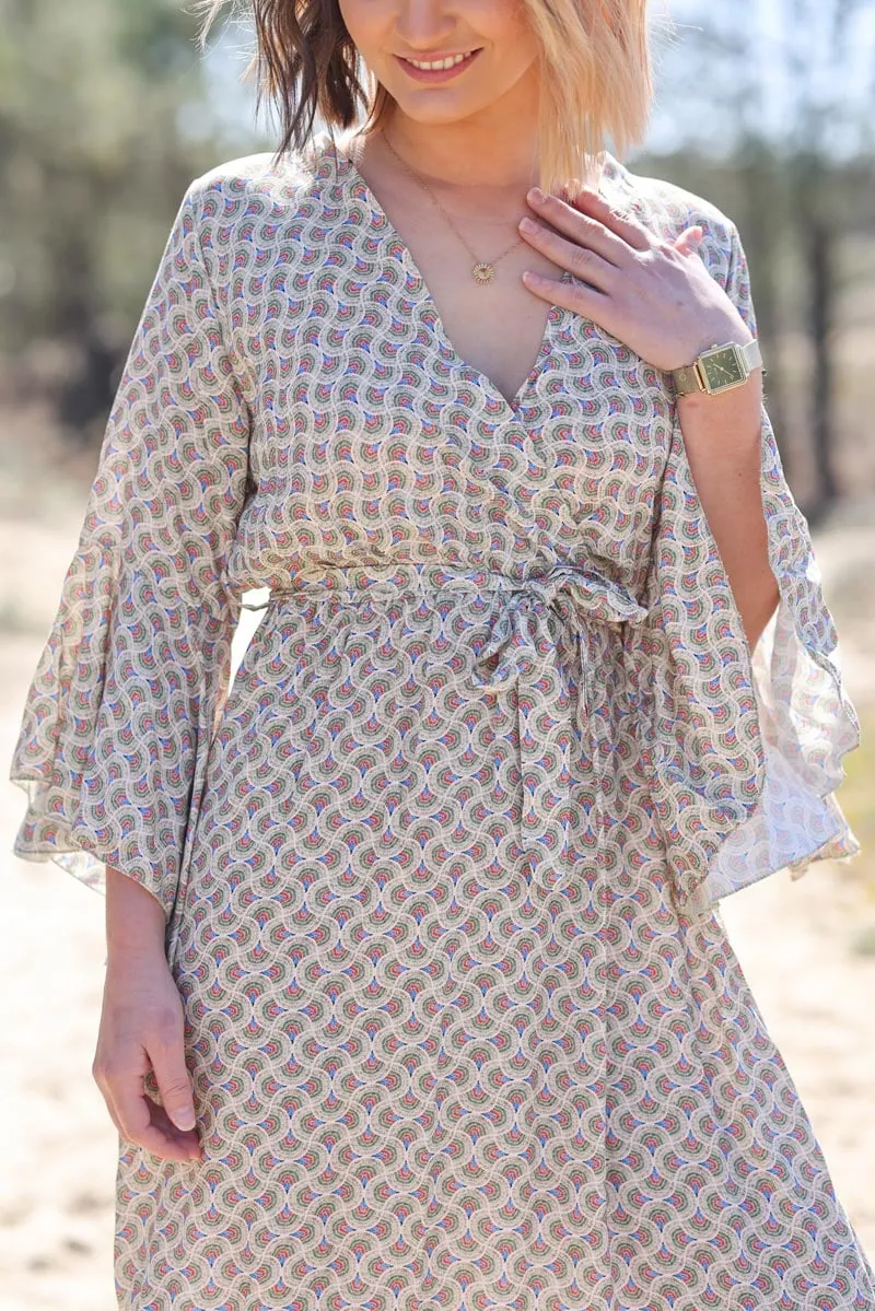 Robe longue fluide cache cœur manches évasées imprimé style paon beige