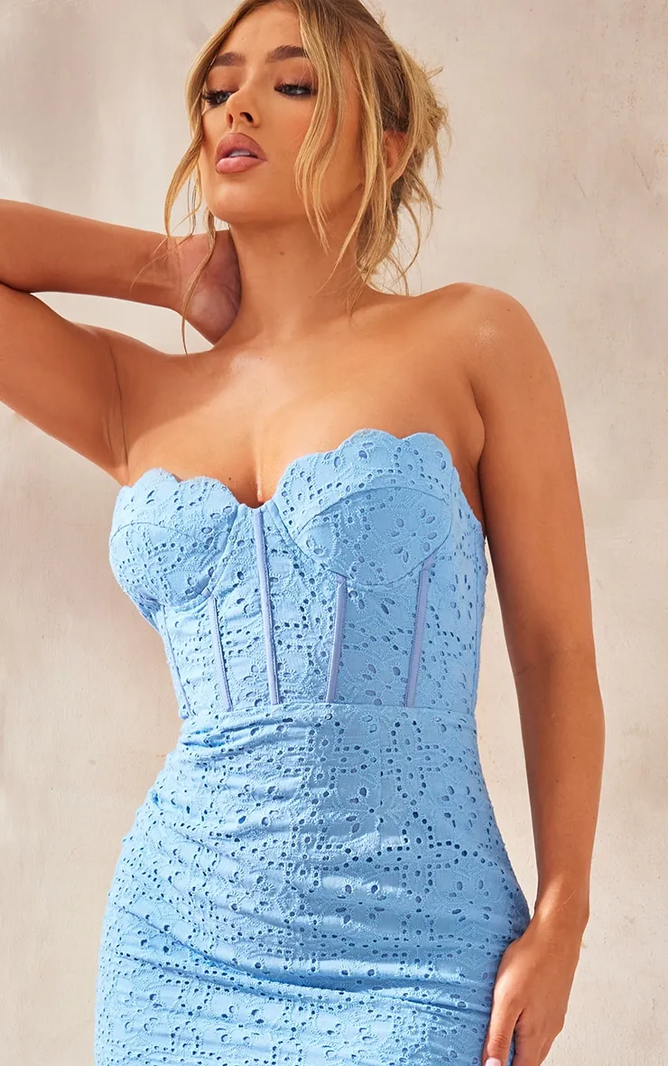 Robe moulante bustier en broderie anglaise bleue à ourlet festonné